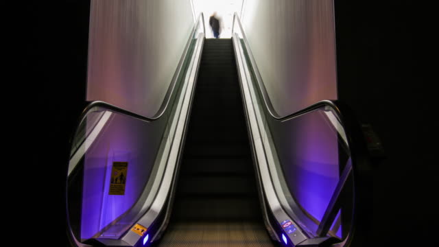 Menschen,-die-Zeitraffer-Rolltreppe-hinauf