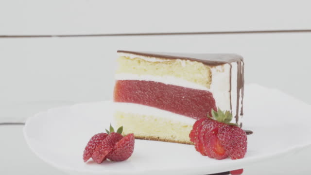 cake-with-strawberry-jelly