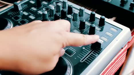 DJ-Pult-oder-Mixer,-drückt-die-Hand-den-Hebel-und-Tasten-der-Fernbedienung