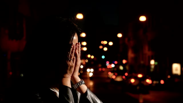 Desesperada-mujer-China-sola-en-la-calle-por-la-noche-empieza-a-llorar---cámara-lenta
