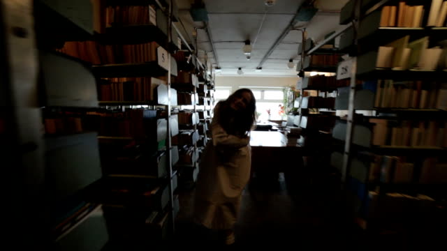 Crazy-woman-at-night-in-the-library.