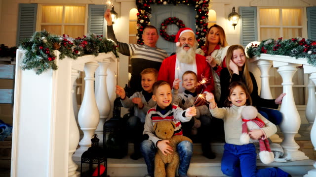 Familia-que-tiene-muchos-niños-celebrando-Noel-con-Papá-Noel