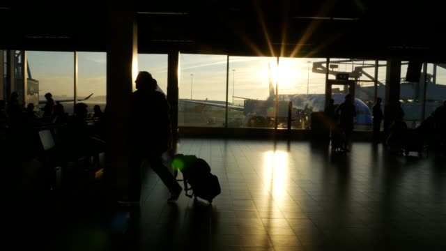 Silhouette-am-Flughafen