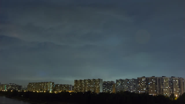 Tempestad-de-truenos-se-mueve-sobre-edificios-de-apartamentos-en-la-noche