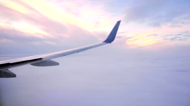 Puesta-de-sol-en-el-cielo-de-la-ala-ventana-del-aeroplano-del-plano.