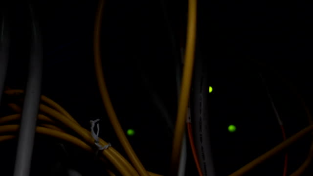 Cables-de-color-electrónica-en-sala-de-servidores-cerca-para-arriba,-equipo-industrial