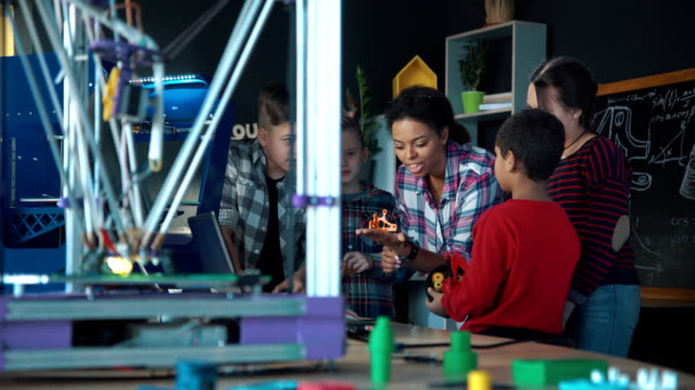 Lehrer-und-Kinder-3D-Modellierung-erforschen