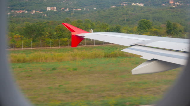 Flügel-des-stehenden-Flugzeuge-auf-der-Grouwing-des-Flugzeugs-beschleunigt
