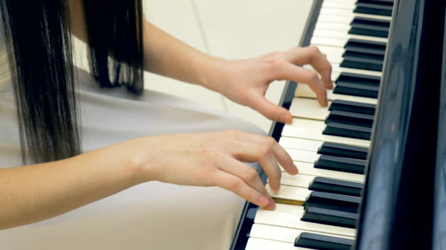 El-primer-plano-de-las-manos-del-pianista-tocando-el-piano.-Steadicam.-4K.