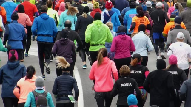 City-Marathon-Läufer-Slow-Motion-auf-den-Straßen