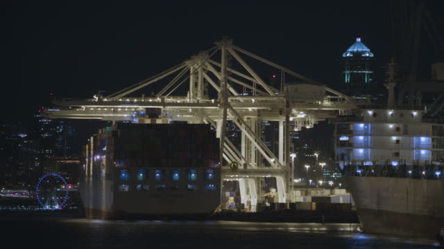 Envío-carguero-cargar-mercancías-de-Semi-camiones-tiempo-lapso-noche-puerto-Seattle-Harbor-isla-Duwamish-canal