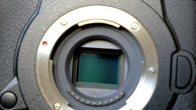 Mecanismo-de-estabilización-de-imagen-en-el-sensor-de-una-cámara-digital-sin-espejo