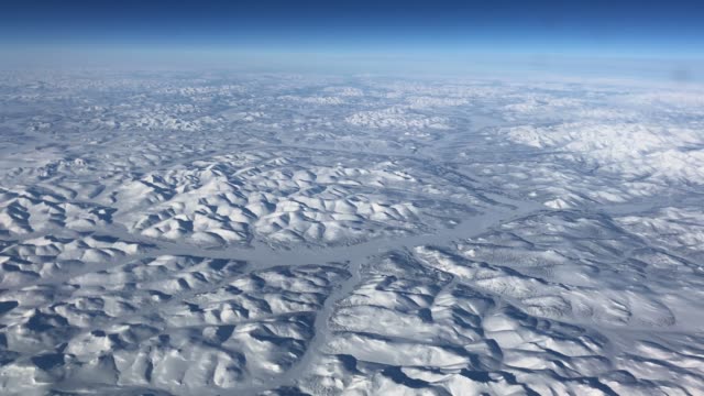 Vista-aérea-del-invierno-de-mantas-blancas-de-nieve