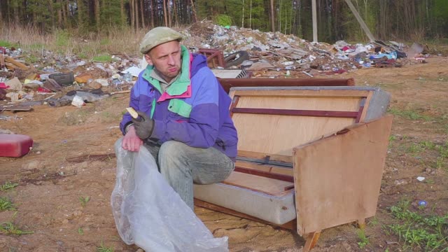 homeless-man-eats-at-the-dump-social-video