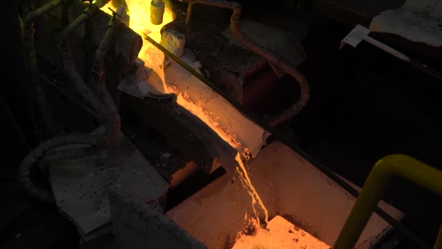 Producción-metalúrgica.-Se-vierte-el-metal-fundido-del-horno,-el-líquido-caliente-es-muy-peligroso