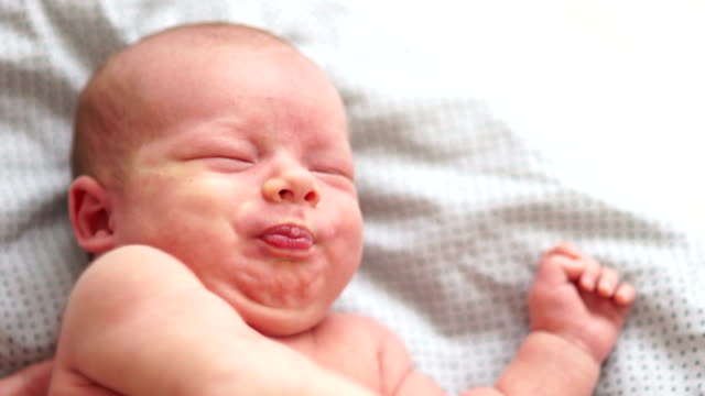 Close-up-Portrait-von-einem-schreienden-Neugeborenen-Baby-im-Bett.-Eine-zwei-Wochen-alten-Baby-wacht-unter-Koliken.-Ein-Traum-von-einem-Neugeborenen.-Tag-des-Kindes.-Schutz-von-Kindern