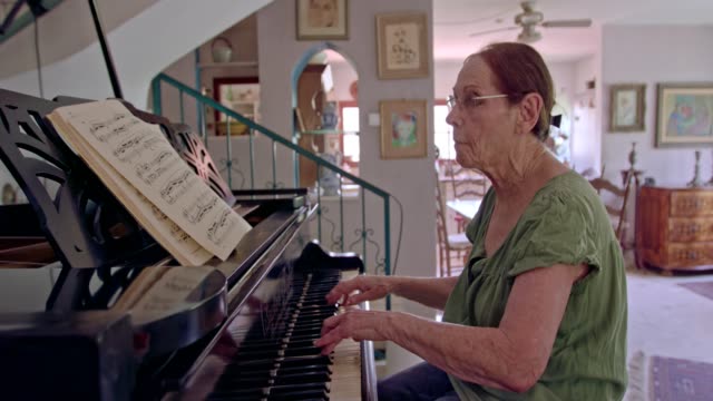 Mujer-tocando-un-piano-en-su-casa