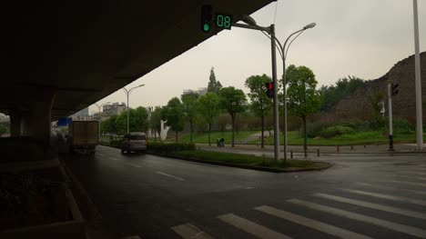 día-de-lluvia-wuhan-ciudad-tráfico-cruce-calle-panorama-4k-china