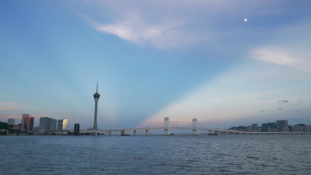puesta-de-sol-cielo-zhuhai-mágica-ciudad-Macao-puente-y-Torre-panorama-Bahía-4k-china