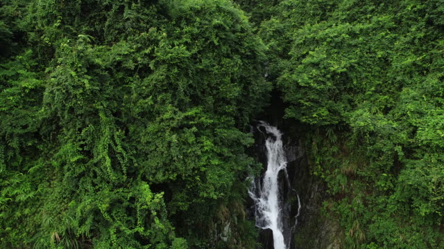Luftaufnahme-des-Wasserfalls-in-den-tropischen-Regenwald-Bergen