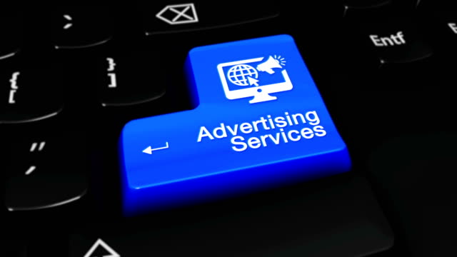 Werbung-Services-bewegen-Bewegung-auf-blau-geben-Sie-Schaltfläche-auf-moderne-Computer-Tastatur-mit-Text-und-Symbol-etikettiert.-Fokus-Taste-ist-drücken-Animation.-Content-Marketing-Konzept
