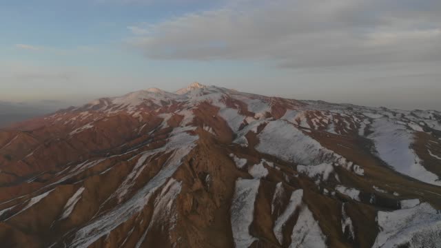 Snow-Mountain-Scenery-in-Xinjiang,-China