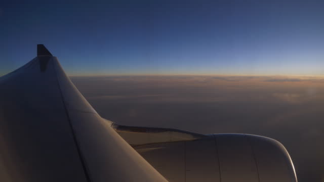 Sonnenuntergang-Flugzeugfenster-Sitz-Blick-auf-Motor-und-Flügel-4-k-china
