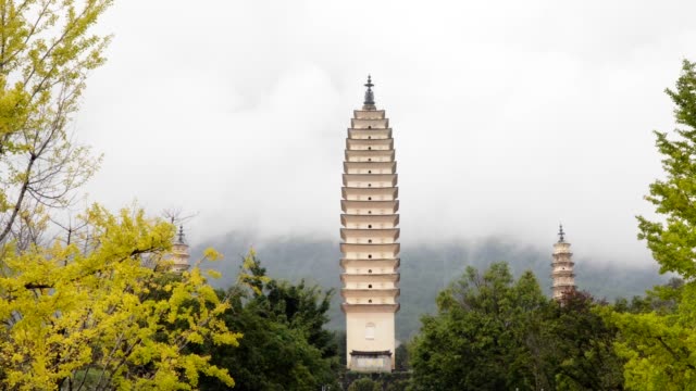 Tres-Pagodas-en-templo-Chongsheng-de-Dali,-Yunnan,-China.