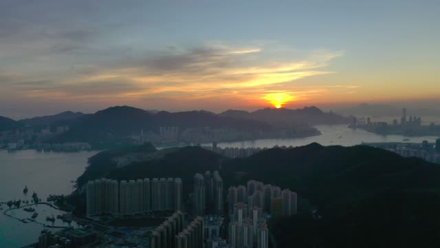 Vista-aérea-del-paisaje-urbano-de-Hong-Kong-en-puesta-del-sol.