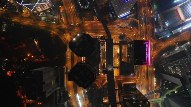 nachts-beleuchteten-Hong-Kong-Stadt-Innenstadt-Verkehr-Straße-Antenne-Topdown-Panorama-4k