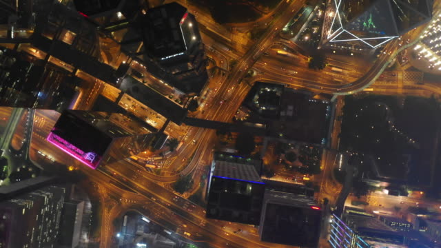 noche-iluminada-hong-kong-centro-de-la-ciudad-de-tráfico-arriba-abajo-antena-calle-panorama-4k