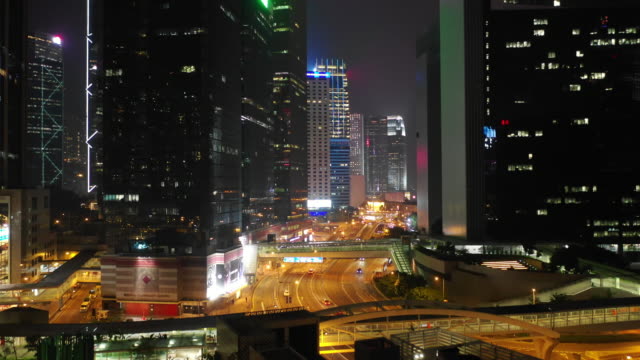 nachts-beleuchtet-Hong-Kong-Stadt-Bucht-Stadtverkehrs-Straße-aerial-Panorama-4k