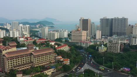 Abend-Zeit-Hainan-Insel-Dadunhai-Stadt-Verkehr-Straße-Bucht-Luftbild-Panorama-4k-china