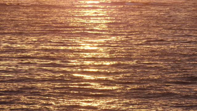 Golden-winkt-Meer-Wasser-bei-Sonnenaufgang
