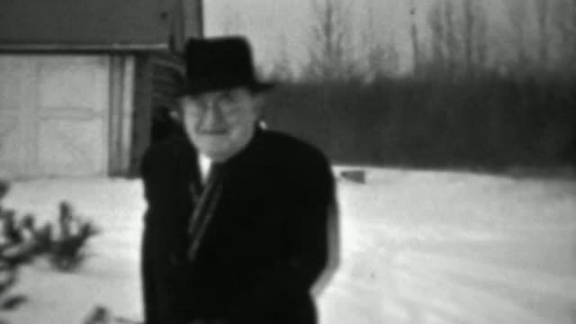 1937-:-Alegre-hombre-viejo-deslizamiento-sobre-hielo-invierno-frío-clima-casi-falls.