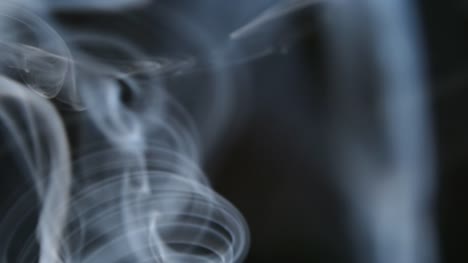 Zeitlupe:-Zigarettenrauch-auf-schwarzem-Hintergrund