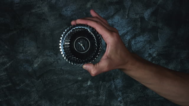 4k-técnica-composición-del-mecánico-manos-sosteniendo-a-mano-relojes