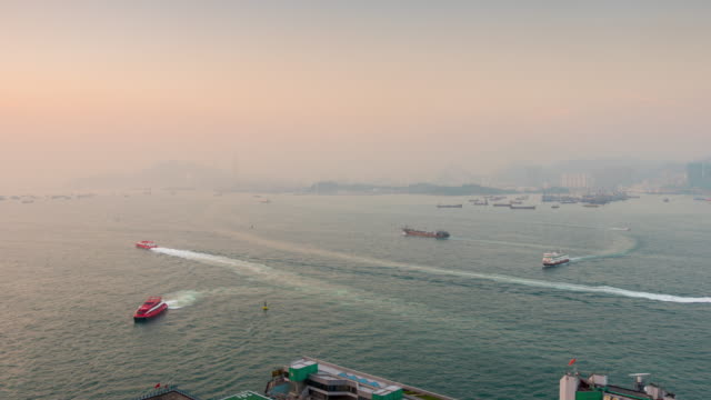 China-Sonnenuntergang-Licht-Hongkong-Victoria-Hafen-Verkehr-Stadtpanorama-4k-Zeitraffer