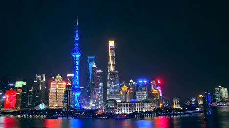Shanghai-Pudong-por-la-noche-Shanghai,-Pudong-es-el-distrito-financiero-más-próspero-de-China,-China.