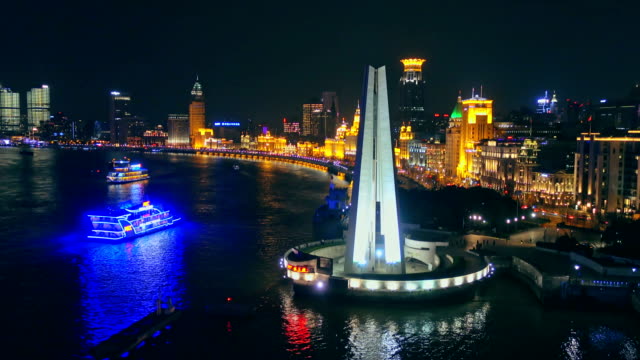 Barcos-de-río-en-el-río-Huangpu-y-el-fondo-del-horizonte-de-la-parte-norte-de-Puxi,-por-la-noche,-China