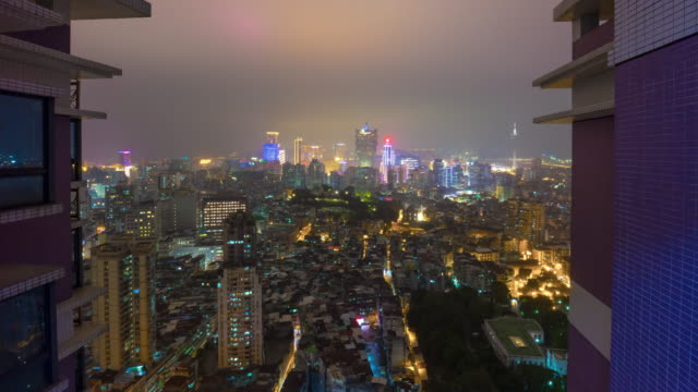 China-Macao-Nacht-Beleuchtung-auf-dem-Dach-Gebäude-Innenstadt-Stadtpanorama-4k-Zeitraffer