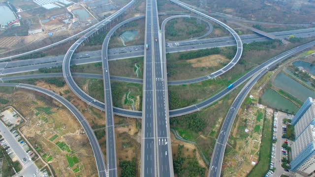 Luftaufnahme-des-Verkehrs-auf-erhöhte-Autobahn-am-Schnittpunkt-Stadtrand,-china