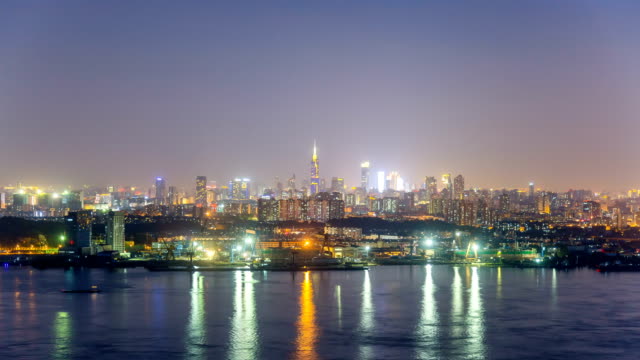 Zeitraffer-Skyline-der-Jangtse-Fluss-in-Nanjing-Stadt,-China,-von-Tag-zu-Nacht