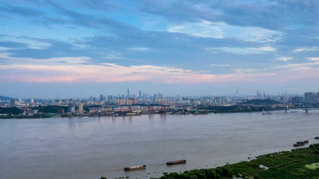 Lapso-de-tiempo-del-horizonte-de-río-Yangtsé-en-la-ciudad-de-nanjing,-china,-día-nublado,-puesta-del-sol