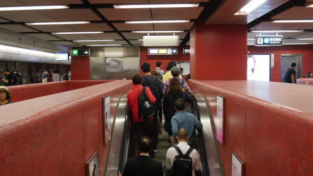 Hong-Kong-Metro-überfüllt-Rolltreppe-Panorama-4k-china