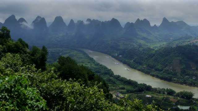 Chinesische-Landschaft-und-Fluss-in-der-Nähe-von-Yangshuo-und-Guilin-China