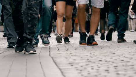Füße-von-Masse-Menschen-zu-Fuß-auf-der-Straße