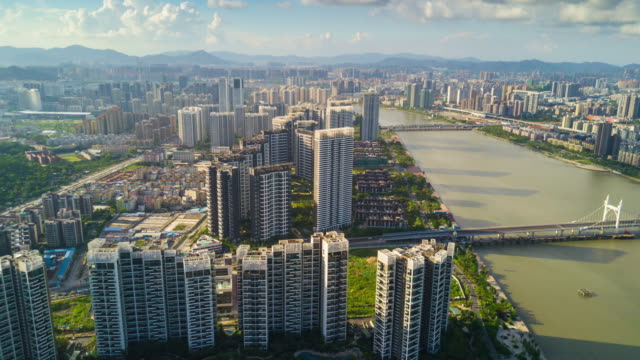 China-Sonnentag-Zhuhai-Stadt-berühmten-Leben-blockieren-am-Flussufer-aerial-Panorama-4k-Zeitraffer