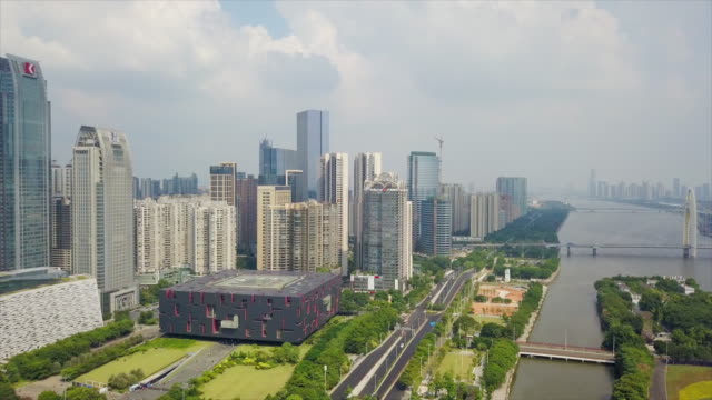 China-Tag-Zeit-Guangzhou-Stadtbild-am-Flussufer-berühmte-Museum-Luftbild-Panorama-4k