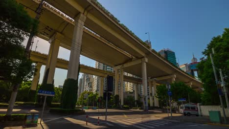 Shanghai-Stadt-sonnigen-Verkehr-Straße-Straße-Kreuzung-Panorama-4k-Zeitraffer-china
